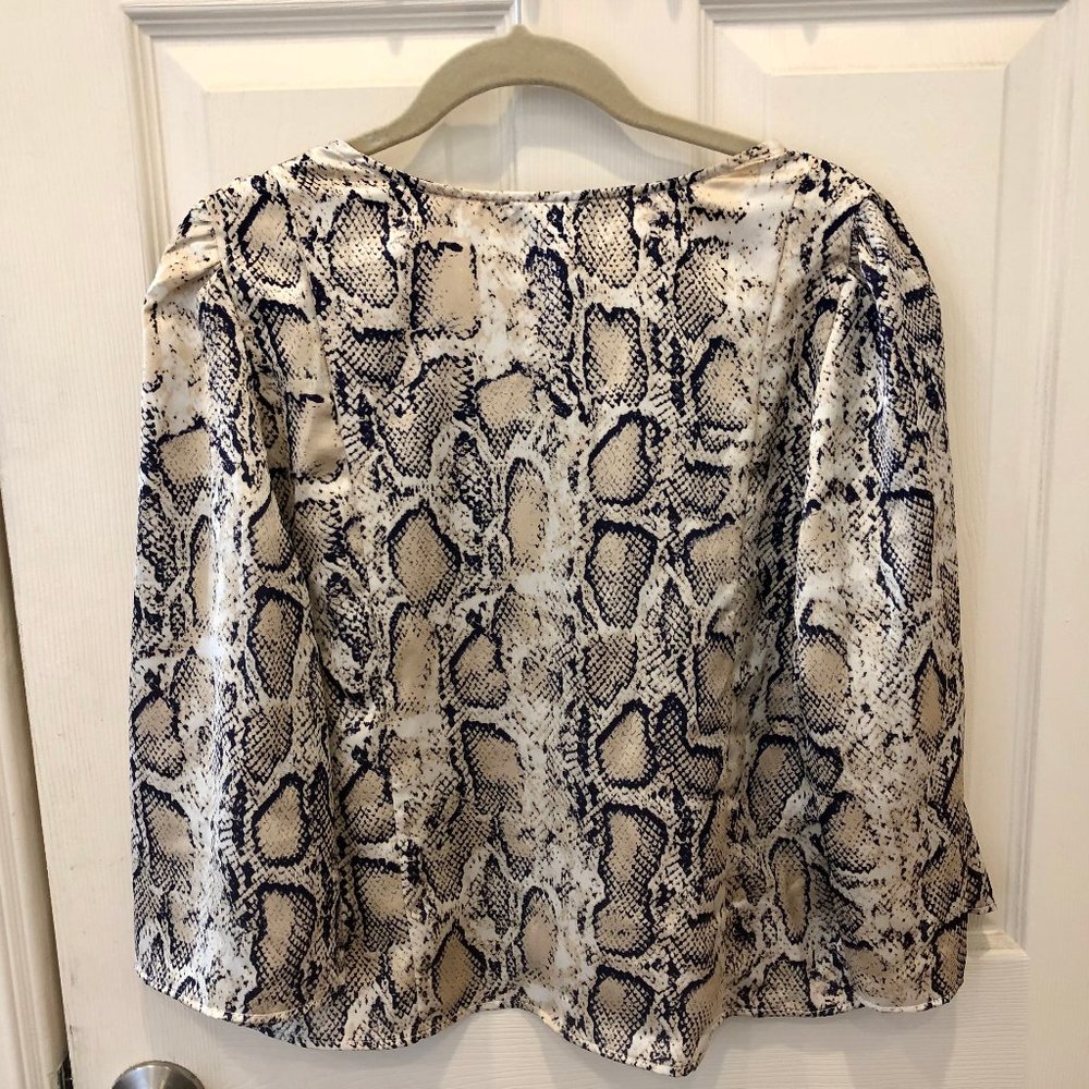 ๐๏ธโจ 3 for $20 Closet Sale โจ๐๏ธ Snakeskin pattern blouse - Picture 3 of 6
